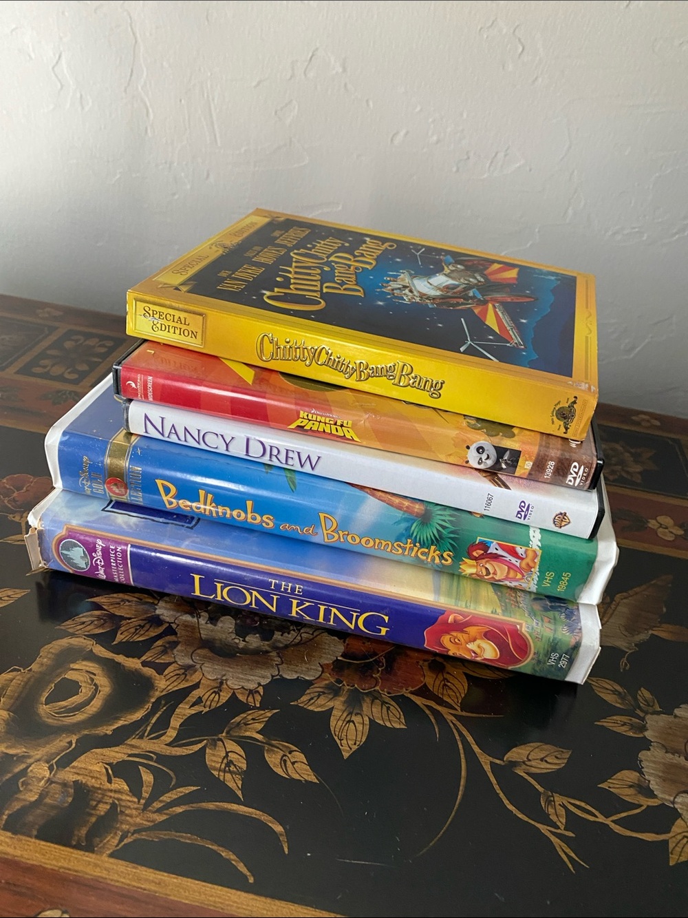 2 VHS
3 DVDs